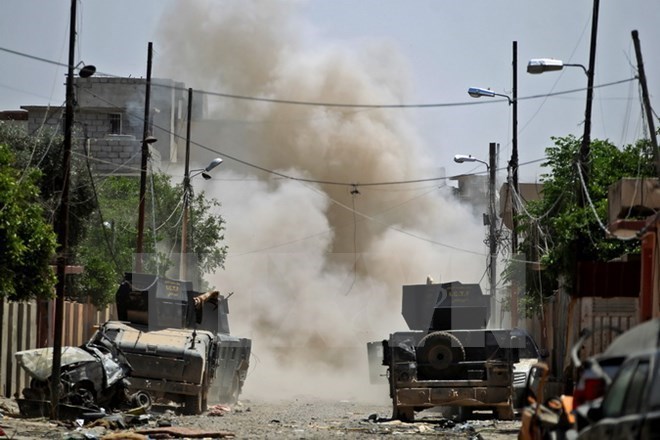 Iraq bắt đầu ném bom thị trấn đang bị tổ chức IS kiểm soát