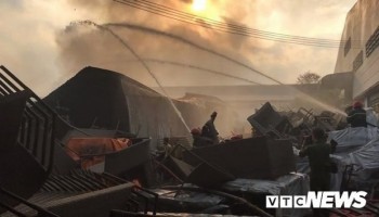 Cháy khu công nghiệp, thiêu rụi 5.000m2 nhà xưởng ở TP.HCM