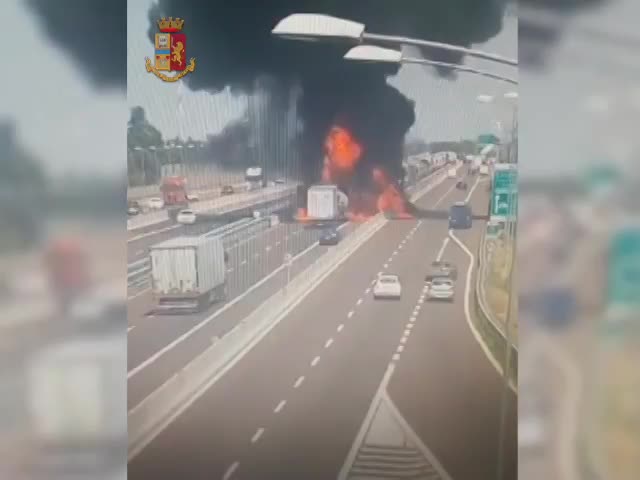 Xe bồn phát nổ như bom sau va chạm với xe tải trên cao tốc ở Italy
