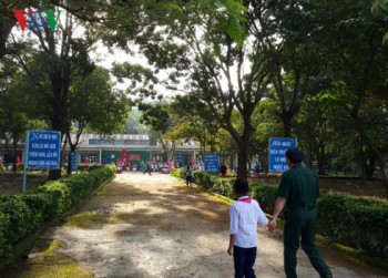Bộ đội Biên phòng “nâng bước trẻ” tới trường