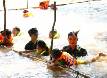 Bộ đội biên phòng dạy bơi cho trẻ em vùng lũ