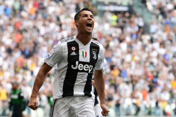 C.Ronaldo đi vào lịch sử sau khi ghi bàn cho Juventus