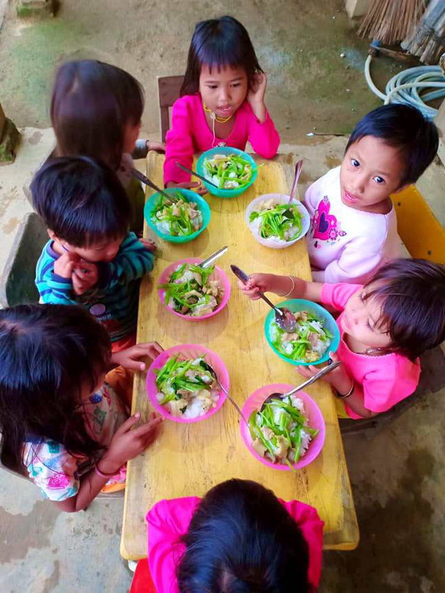 Những “bữa cơm có thịt” của học sinh vùng cao Quảng Nam