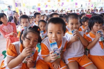 Sữa học đường: Đừng để phụ huynh bị "ép" tự nguyện