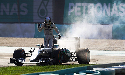 Hamilton ám chỉ bị Mercedes cố tình triệt hạ