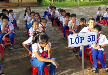 Quảng Trị: Học sinh tiểu học bị “tra tấn” bởi chất thải từ trại lợn nằm cạnh trường