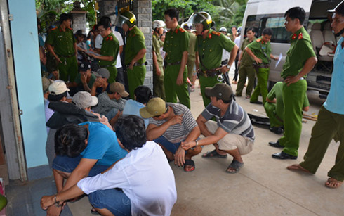 ngan chan nhom thanh nien thue oto mang ca bao ma tau di danh nhau