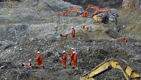 Indonesia: Mưa lớn làm sập mỏ vàng, 11 thợ mỏ bị chôn vùi