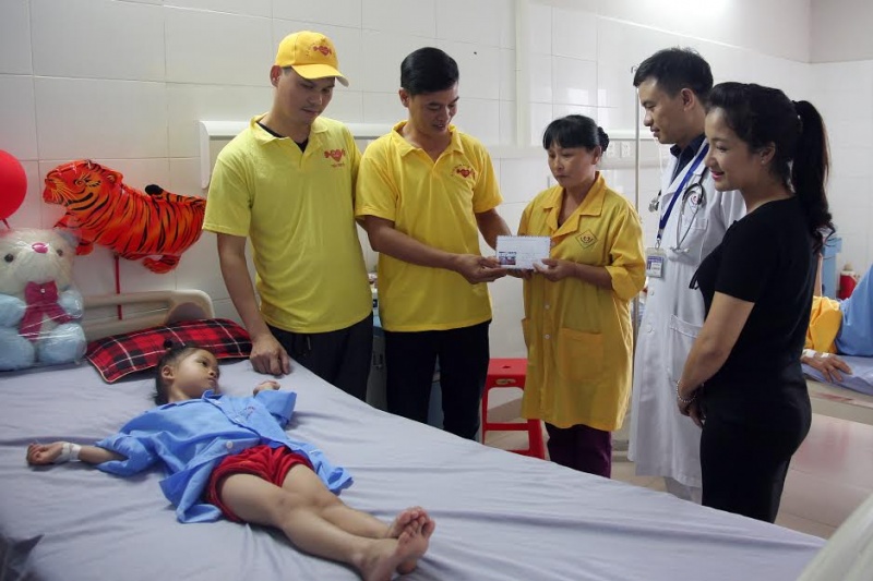 CLB Từ thiện Thái Nguyên trao tiền hỗ trợ phẫu thuật tim cho bé Bạch Anh Thư