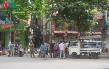 Vụ nổ súng tại nhà nghỉ ở Hà Nội: Camera ghi lại 3 đối tượng cầm súng