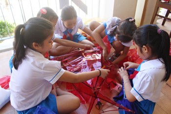 Học sinh Đà Nẵng làm lồng đèn tặng trẻ em làng SOS