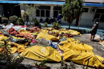 Dân Indonesia đau đớn tìm người thân giữa những thi thể nằm la liệt