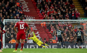 Mahrez đá hỏng phạt đền, Man City lỡ cơ hội đánh bại Liverpool