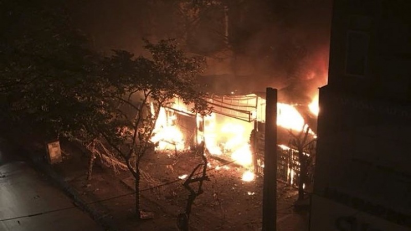 Hà Nội: Cháy rừng rực lúc rạng sáng, 2 nhà phố Chùa Láng bị thiêu rụi