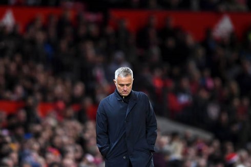 Rộ tin HLV Mourinho bị sa thải nếu MU để thua Chelsea
