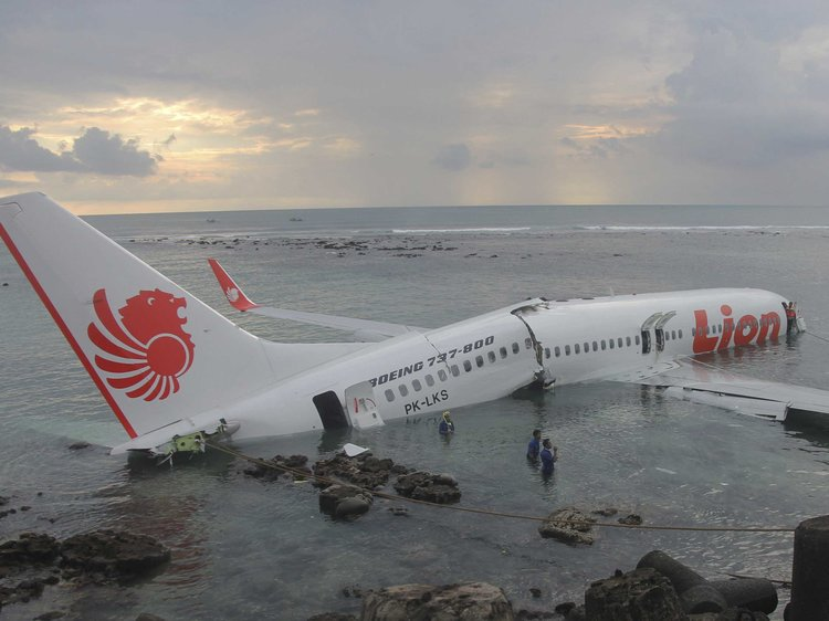 Lực lượng cứu hộ Indonesia đã tìm thấy máy bay chở 188 người rơi xuống biển gãy làm đôi
