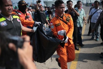 Hiện trường cứu hộ máy bay Indonesia chở 189 người lao xuống biển