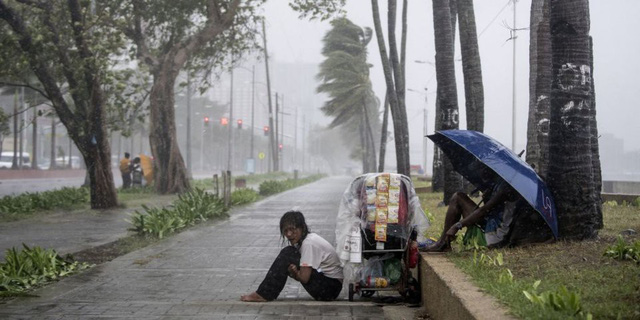 Siêu bão Yutu đổ bộ Philippines, 6 người chết, hàng chục người bị lở đất chôn vùi