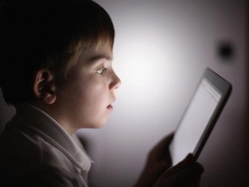 Trẻ bị rối loạn giấc ngủ nếu dùng điện thoại trước khi ngủ