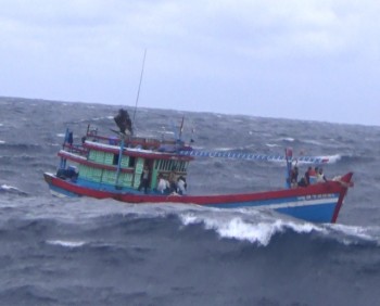 14 ngư dân cầu cứu khẩn cấp ngoài khơi có gió cấp 7
