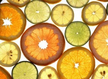 Dùng Vitamin C làm đẹp sai cách có thể gây sỏi thận, tử vong