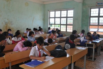 Hơn 400 học sinh và giáo viên bị mùi mủ cao su “tra tấn”