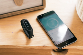 Oppo khuyến mãi khủng, tặng vòng smartband cho người mua Oppo F1s xám