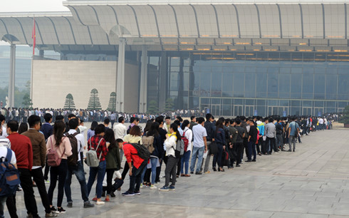 Hàng nghìn thí sinh xếp hàng dự tuyển vào Samsung Việt Nam