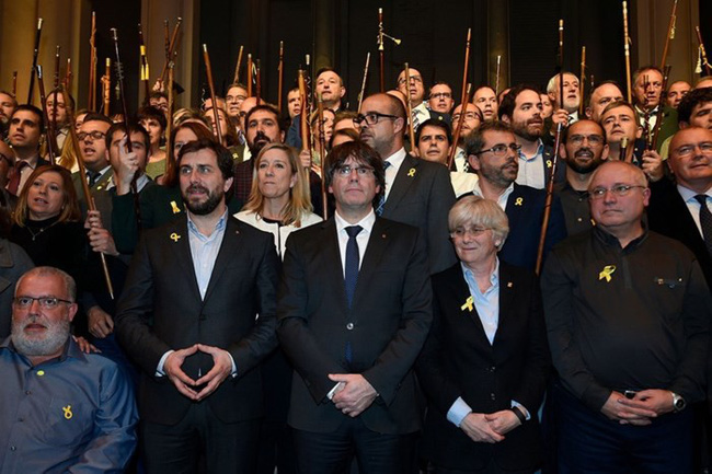 Đảng của cựu Thủ hiến Catalonia từ bỏ tuyên bố độc lập