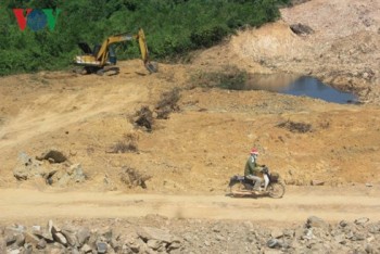 Người dân Quảng Bình ồ ạt khai thác đất đem bán