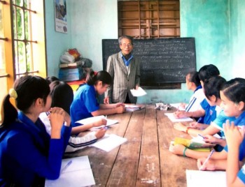 Thầy giáo làng 83 tuổi hơn 30 năm dạy ngoại ngữ miễn phí cho học sinh