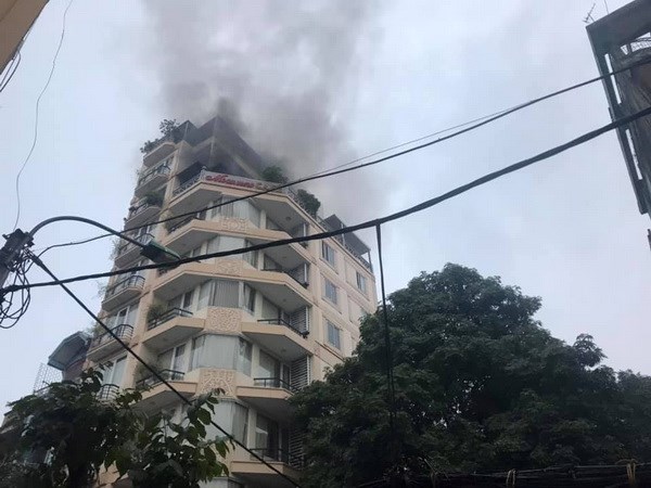 Hà Nội: Khách sạn phố cổ bốc cháy, nhiều người mắc kẹt