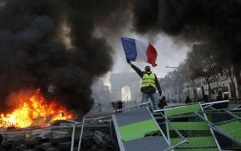 Biểu tình phản đối tăng thuế nhiên liệu tại Pháp gây bùng phát bạo lực