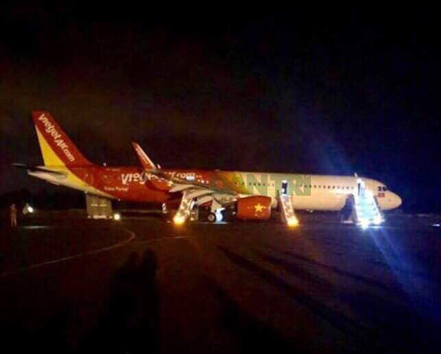 Máy bay Vietjet gặp sự cố, mất 2 bánh trước, hơn 200 hành khách "tiếp đất" bằng lối thoát hiểm