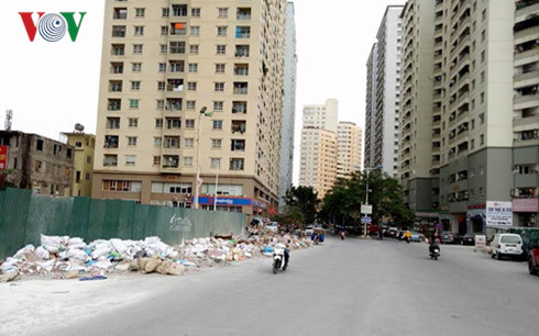 Nạn đổ trộm rác thải tại khu đô thị: Ngăn chẳng được, cấm không xong