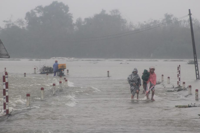 Hơn 1.300 ngôi nhà ngập nước, người dân "bơi" trong lũ