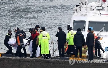 Tàu cá du lịch Hàn Quốc gặp tai nạn thảm khốc: 15 người chết, mất tích