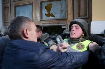 Đụng độ giữa cảnh sát và người biểu tình tại Kiev (Ukraine)