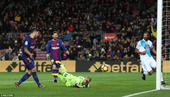 Luis Suarez chói sáng, Barcelona “vùi dập” Deportivo