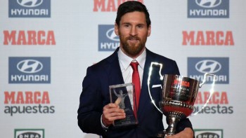 Vượt qua C.Ronaldo, Messi nhận cú đúp danh hiệu ở La Liga