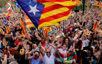 Dân Catalonia bước vào cuộc bầu cử lịch sử