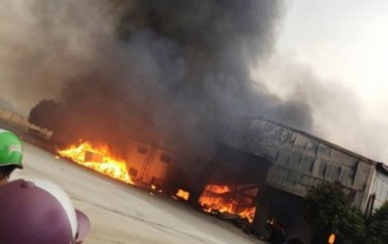Cháy kinh hoàng tại Công ty bánh kẹo Tràng An