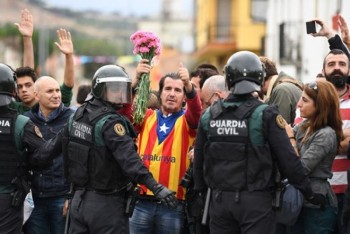 Tây Ban Nha rút lực lượng cảnh sát tăng cường khỏi Catalonia