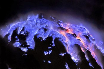 Kỳ lạ núi lửa phát ra nham thạch xanh kỳ diệu
