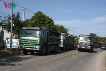 Hàng chục xe quá tải không chịu xuất trình giấy tờ khi bị kiểm tra