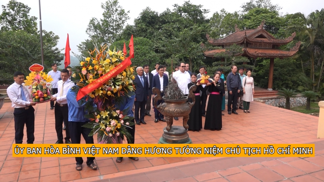 Ủy ban Hòa bình Việt Nam dâng hương tưởng niệm Chủ tịch Hồ Chí Minh
