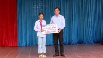越南电信为家境特困的学生实施上学的梦想