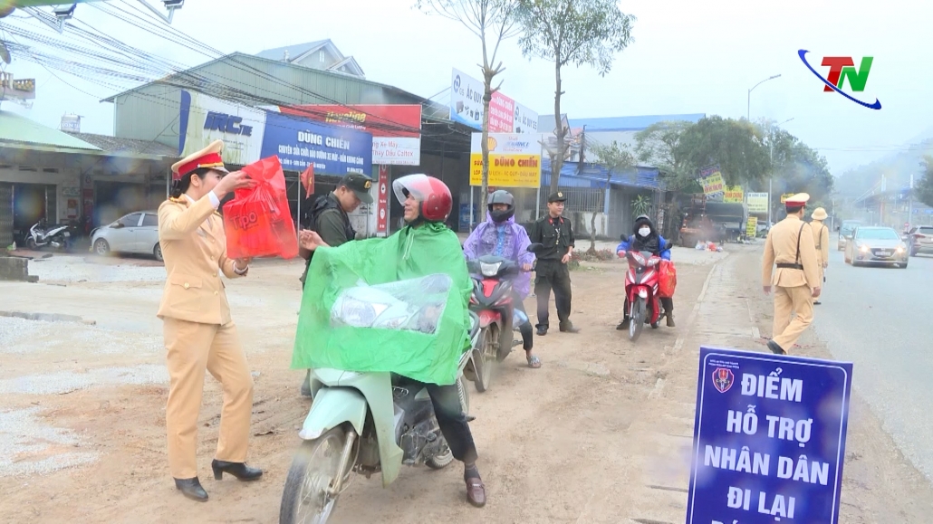 CSGT Thái Nguyên "đón xe máy" tặng quà người dân trên đường về quê ăn Tết
