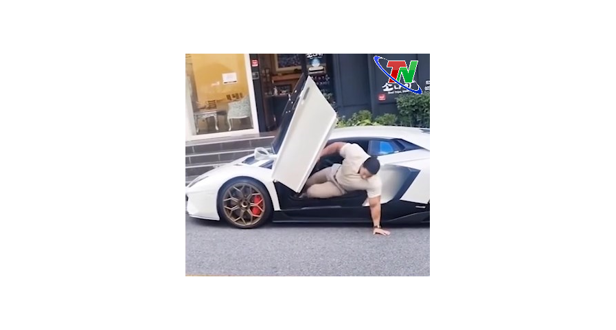 Chủ nhân khổ sở bò ra khỏi siêu xe Lamborghini