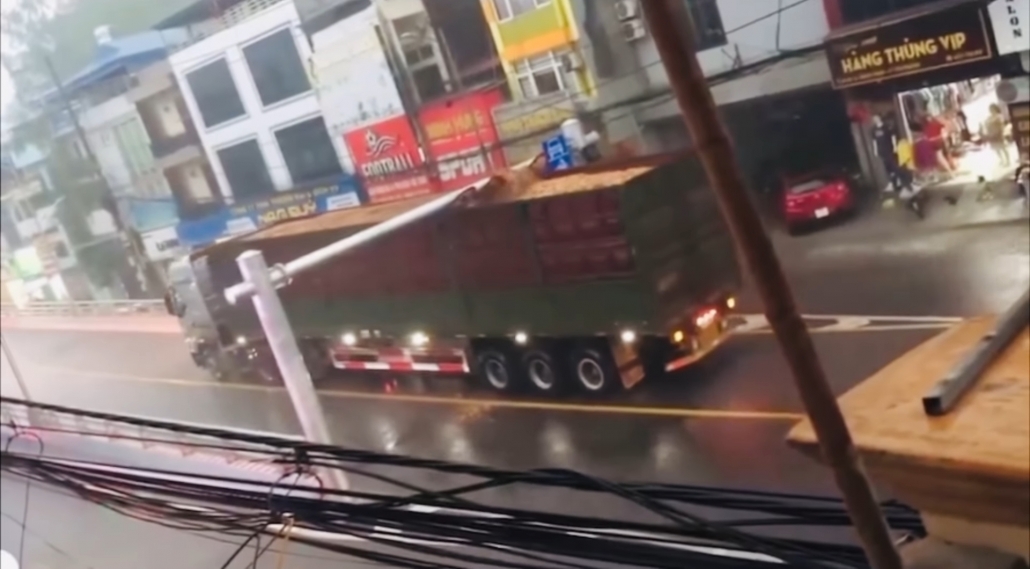 TP Thái Nguyên: Bất chấp biển cấm, ô tô tải vẫn liều mình đi lên cầu vượt trăm tỉ